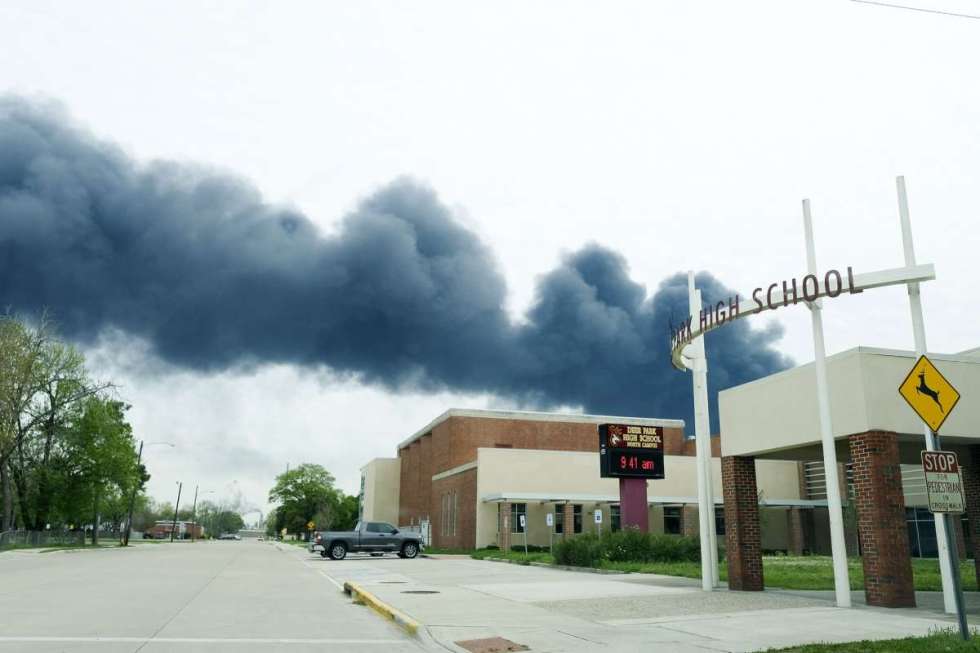 refinery disaster pollution over school in Houston 2019
